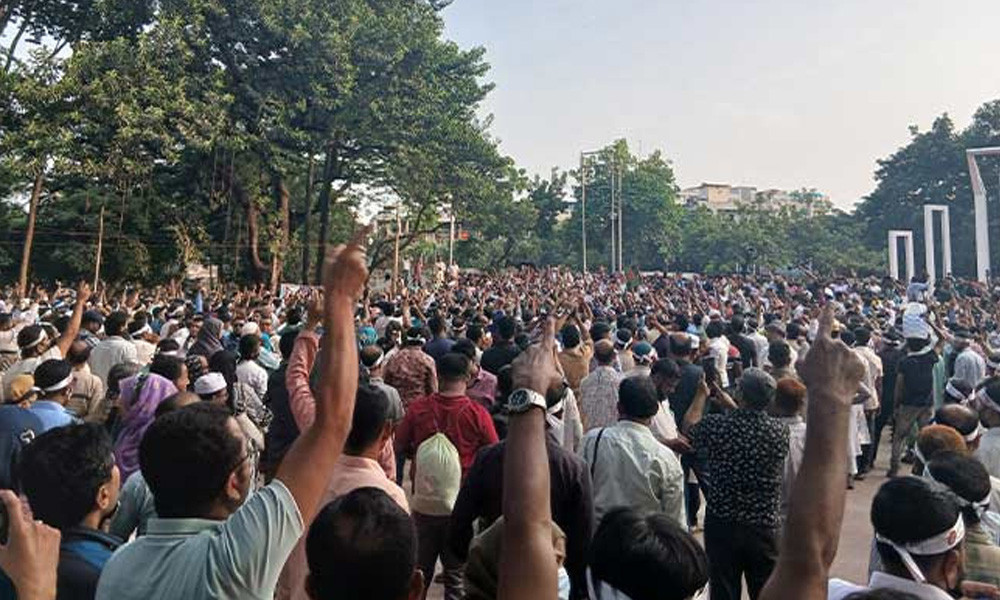 কাফনের কাপড় হাতে শিক্ষকদের শপথ গ্রহণ